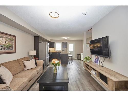 25-6117 Kelsey Crescent, Niagara Falls, ON - Indoor Photo Showing Living Room