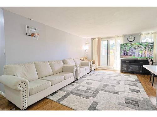 302-21 East Avenue S, Hamilton, ON - Indoor Photo Showing Living Room