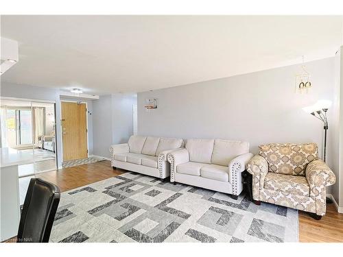 302-21 East Avenue S, Hamilton, ON - Indoor Photo Showing Living Room