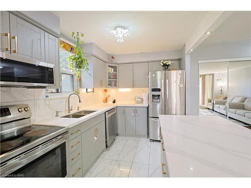 302-21 East Avenue S, Hamilton, ON - Indoor Photo Showing Kitchen With Double Sink With Upgraded Kitchen