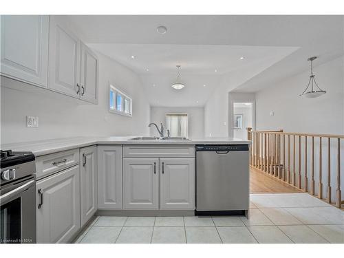 278 Silverwood Avenue, Welland, ON - Indoor Photo Showing Kitchen With Upgraded Kitchen