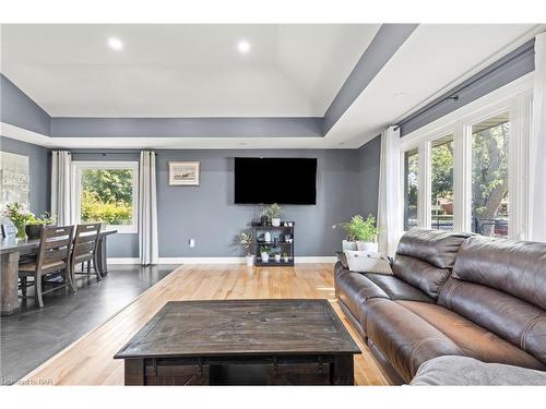 32 Ridgewood Drive, Welland, ON - Indoor Photo Showing Living Room