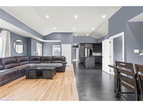 32 Ridgewood Drive, Welland, ON - Indoor Photo Showing Living Room