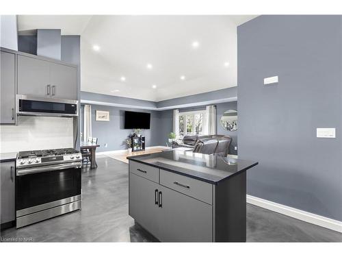 32 Ridgewood Drive, Welland, ON - Indoor Photo Showing Kitchen With Upgraded Kitchen