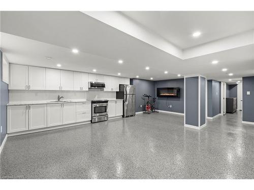 32 Ridgewood Drive, Welland, ON - Indoor Photo Showing Kitchen