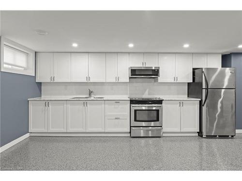 32 Ridgewood Drive, Welland, ON - Indoor Photo Showing Kitchen