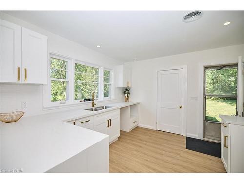 855 Crescent Road, Fort Erie, ON - Indoor Photo Showing Kitchen With Double Sink