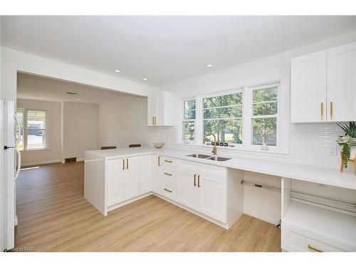 855 Crescent Road, Fort Erie, ON - Indoor Photo Showing Kitchen With Double Sink