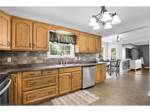 18 Topham Boulevard, Welland, ON - Indoor Photo Showing Kitchen With Double Sink