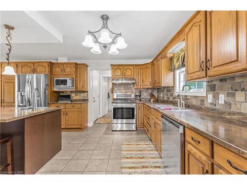 18 Topham Boulevard, Welland, ON - Indoor Photo Showing Kitchen With Double Sink