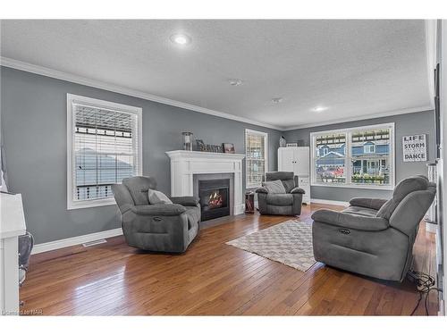 18 Topham Boulevard, Welland, ON - Indoor Photo Showing Living Room With Fireplace