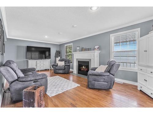 18 Topham Boulevard, Welland, ON - Indoor Photo Showing Living Room With Fireplace