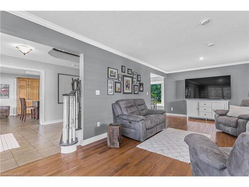 18 Topham Boulevard, Welland, ON - Indoor Photo Showing Living Room