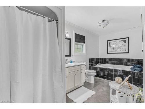 18 Topham Boulevard, Welland, ON - Indoor Photo Showing Bathroom