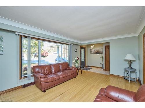 27 Walts Street, Welland, ON - Indoor Photo Showing Living Room