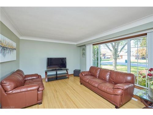 27 Walts Street, Welland, ON - Indoor Photo Showing Living Room