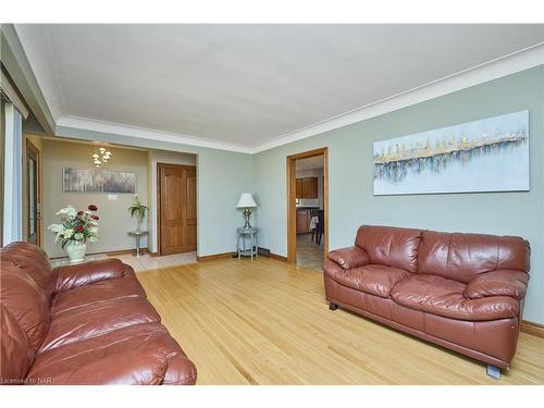 27 Walts Street, Welland, ON - Indoor Photo Showing Living Room