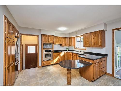 27 Walts Street, Welland, ON - Indoor Photo Showing Kitchen