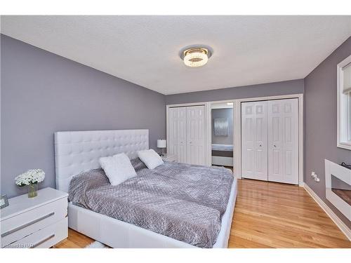 27 Walts Street, Welland, ON - Indoor Photo Showing Bedroom