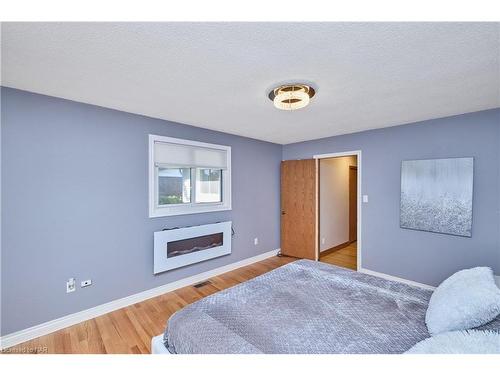 27 Walts Street, Welland, ON - Indoor Photo Showing Bedroom