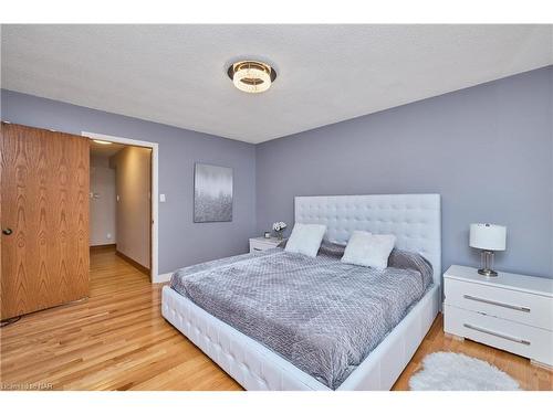 27 Walts Street, Welland, ON - Indoor Photo Showing Bedroom