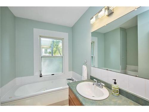 27 Walts Street, Welland, ON - Indoor Photo Showing Bathroom