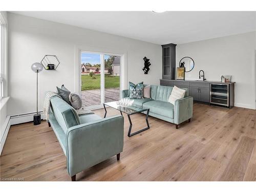 557 Walden Boulevard, Fort Erie, ON - Indoor Photo Showing Living Room