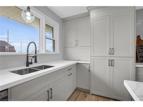 557 Walden Boulevard, Fort Erie, ON - Indoor Photo Showing Kitchen With Double Sink