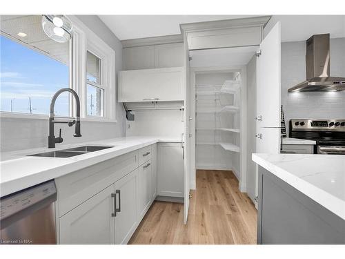 557 Walden Boulevard, Fort Erie, ON - Indoor Photo Showing Kitchen With Double Sink