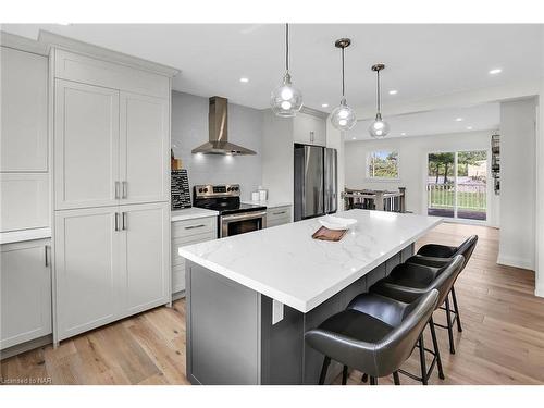 557 Walden Boulevard, Fort Erie, ON - Indoor Photo Showing Kitchen With Upgraded Kitchen