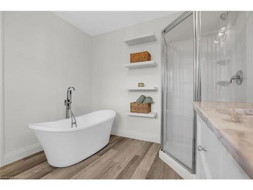 557 Walden Boulevard, Fort Erie, ON - Indoor Photo Showing Bathroom