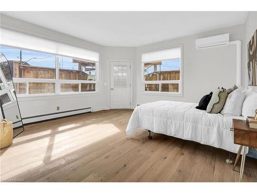 557 Walden Boulevard, Fort Erie, ON - Indoor Photo Showing Bedroom