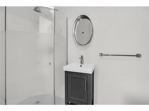 557 Walden Boulevard, Fort Erie, ON - Indoor Photo Showing Bathroom