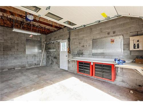 557 Walden Boulevard, Fort Erie, ON - Indoor Photo Showing Garage