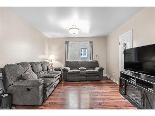 72 Harriet Street, Welland, ON - Indoor Photo Showing Living Room