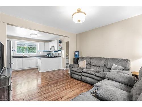 72 Harriet Street, Welland, ON - Indoor Photo Showing Living Room