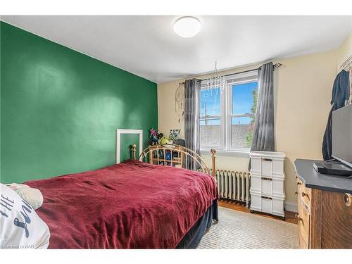 72 Harriet Street, Welland, ON - Indoor Photo Showing Bedroom