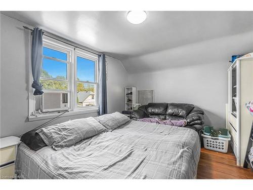 72 Harriet Street, Welland, ON - Indoor Photo Showing Bedroom