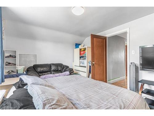 72 Harriet Street, Welland, ON - Indoor Photo Showing Bedroom