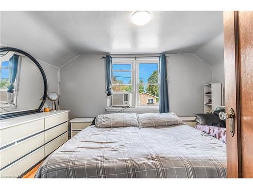 72 Harriet Street, Welland, ON - Indoor Photo Showing Bedroom