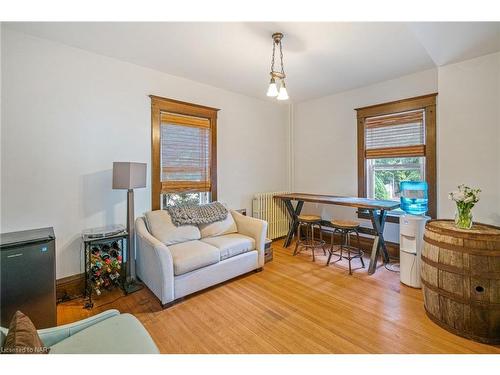 4119 Bridgeport Drive, Jordan Station, ON - Indoor Photo Showing Living Room