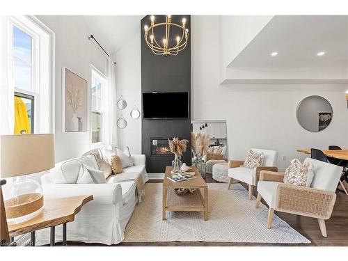 55 Paradise Grove, Niagara-On-The-Lake, ON - Indoor Photo Showing Living Room