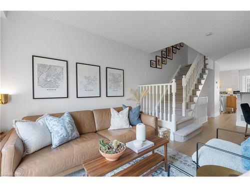 72-3480 Upper Middle Road, Burlington, ON - Indoor Photo Showing Living Room