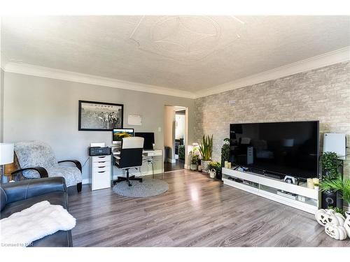 163 Camrose Avenue, Welland, ON - Indoor Photo Showing Living Room