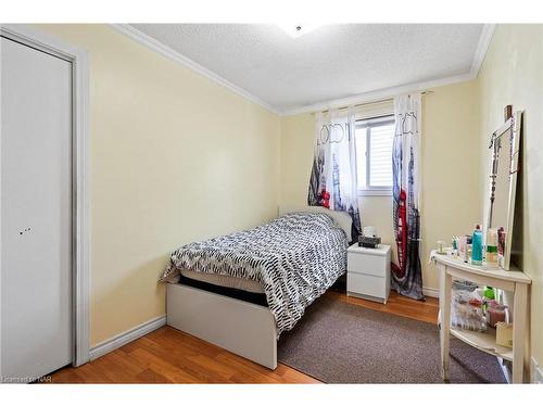 6495 Malibu Drive, Niagara Falls, ON - Indoor Photo Showing Bedroom