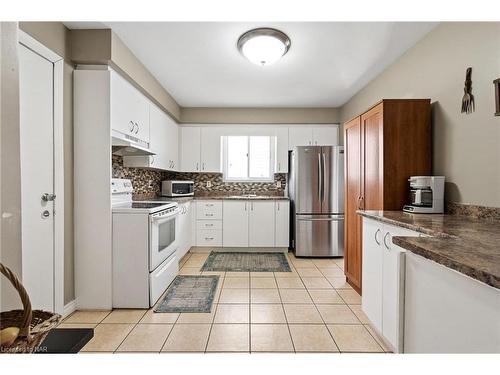 6495 Malibu Drive, Niagara Falls, ON - Indoor Photo Showing Kitchen