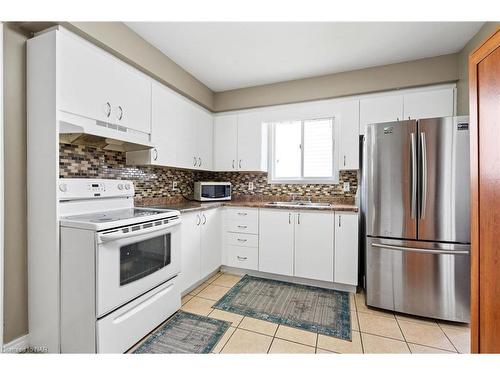 6495 Malibu Drive, Niagara Falls, ON - Indoor Photo Showing Kitchen With Double Sink