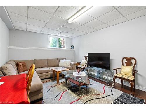 6495 Malibu Drive, Niagara Falls, ON - Indoor Photo Showing Living Room