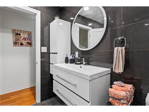 6495 Malibu Drive, Niagara Falls, ON - Indoor Photo Showing Bathroom