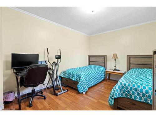 6495 Malibu Drive, Niagara Falls, ON - Indoor Photo Showing Bedroom